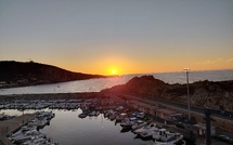 A màghjina - U sole cala nant’à l’Isula Rossa