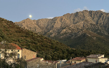 A màghjina - A luna si riposa nant’à u Montegrosu