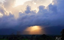 A màghjina - Quandu u celu s’apre sopra a piaghja urientale