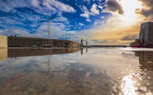 A maghjina - In Bastia, un spechju marinu cilestu