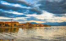 A màghjina - Aiacciu, trà mare è celu carcu di nuvuli