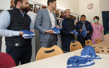 Le Sporting Club de Bastia offre des bonnets oncologiques aux patients du centre hospitalier