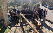 À Feliceto, la confrérie de Saint-Antoine construit une grande croix dédiée à Sant’Andria