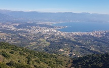 A màghjina - U Castellu di a Punta, finestra aperta nant'à Aiacciu
