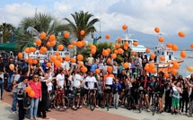 Lâcher de ballons dans le ciel de Calvi pour Julien et Xavier qui courent pour la Marie-Do