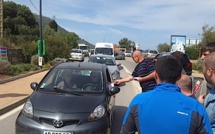 Barrage filtrant et distribution de tracts  à l'Ile-Rousse en soutien à Jean-Louis Emmanuelli