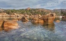 A màghjina - Cala Longa, trà mare chjaru è petre eterne