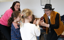 Yoga du rire : quand maternelles et seniors partagent un moment à Borgo