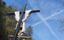 A màghjina - Pieve di Lota : una croce in celu, in u silenziu di u Venneri Santu