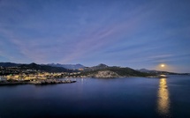 A màghjina - A luna splende sopra Lisula è Monticellu