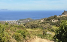A màghjina - In Capicorsu, u castellu San Colombanu supraneghja a marina