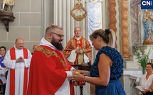 Le nouveau curé de la paroisse de Petra Nera installé par le cardinal Bustillo