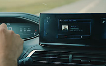 Au volant, téléphoner est dangereux, même avec un kit mains libres !