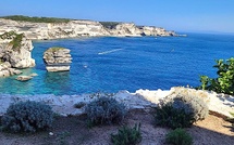 A màghjina - In Bonifaziu u celu, u mare è a petra si facenu culori
