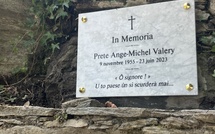 Cambia - Une plaque à la mémoire de l'abbé Ange-Michel Valery a été dévoilée sur le fronton de la fontaine