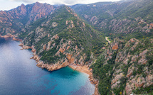 A màghjina - Ficaghjola, un ghjuvellu trà e petre rosse è u mare