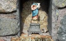Lac de Ninu : La vierge Marie et Jésus têtes et bras coupés à 1700 m d'altitude