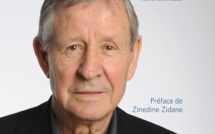 Le champion du football français Raymond Kopa en dédicace à Porticcio pour la recherche contre le cancer.