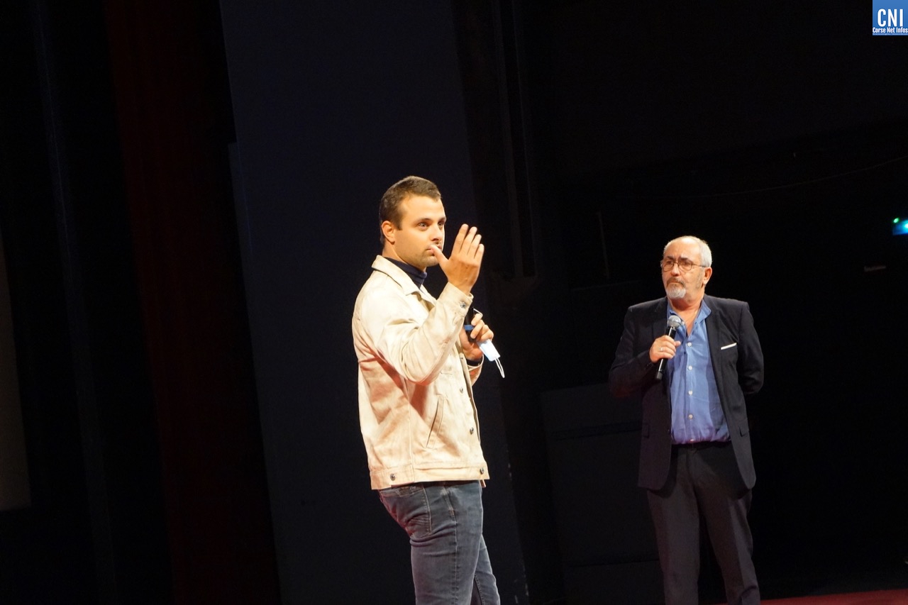 Henri-Noël sur la scène du Théâtre de Bastia