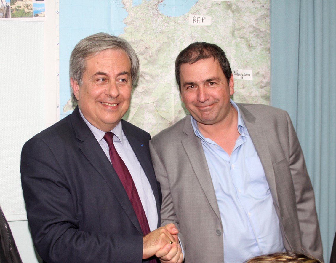 La poignee de main entre Ange Santini et FX Acquaviva